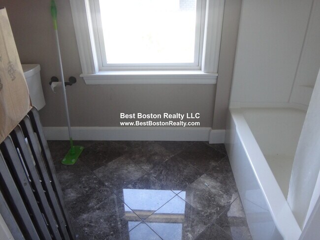 Building Photo - 26 Marathon St