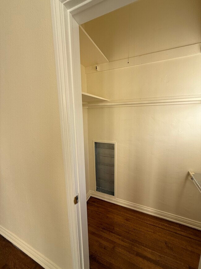 Building Photo - 5906 San Vicente Blvd