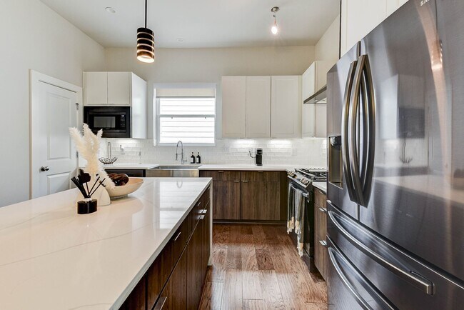 Building Photo - 5857 Dolores St