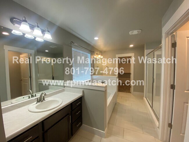 Building Photo - Rent This Beautiful 3 Bedroom 2.5 Bathroom...