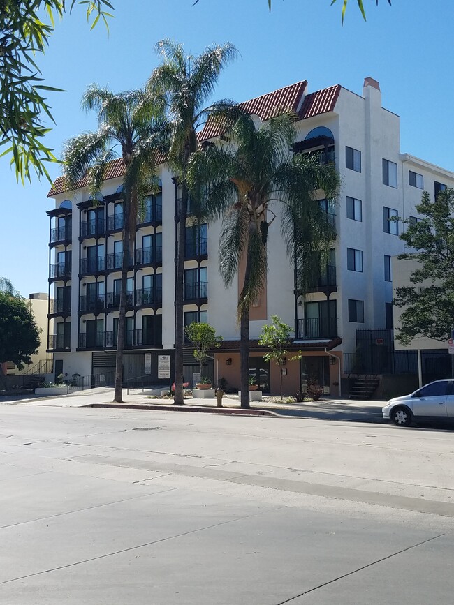 Building Photo - Camarillo Sunshine Apartments