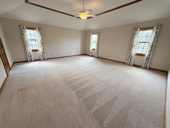 Building Photo - 2436 Putnam Dr