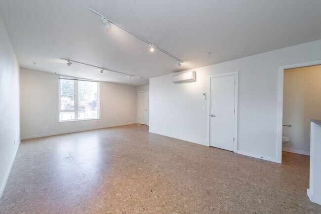 Building Photo - Chic 2BR/1.5BA Townhome Apartment in North...