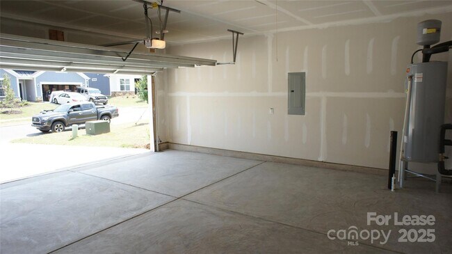 Building Photo - 106 White Apple Wy