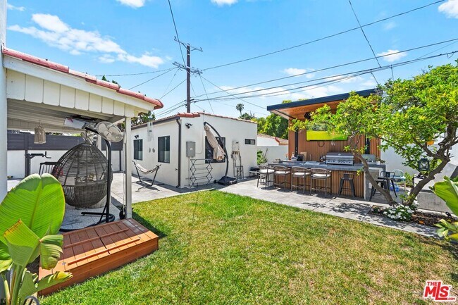 Building Photo - 3871 Roxton Ave