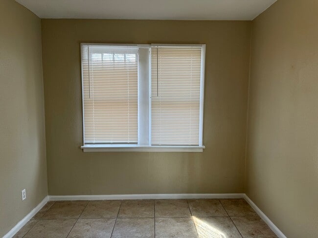 Building Photo - 1 bedroom 1 bath, Bethany Schools- Now Available