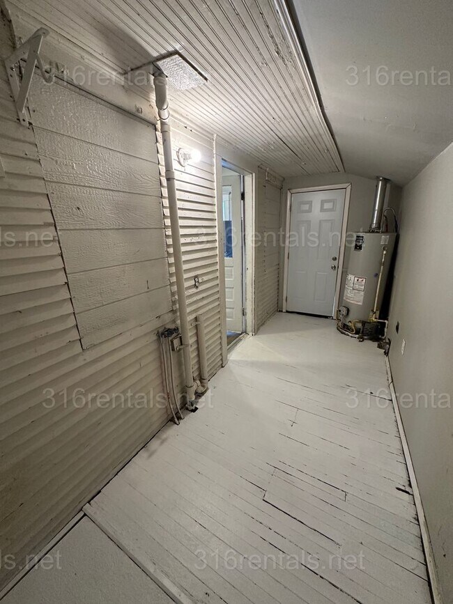 Building Photo - $1049 - 3 bedroom 1 bath - Single Family Home