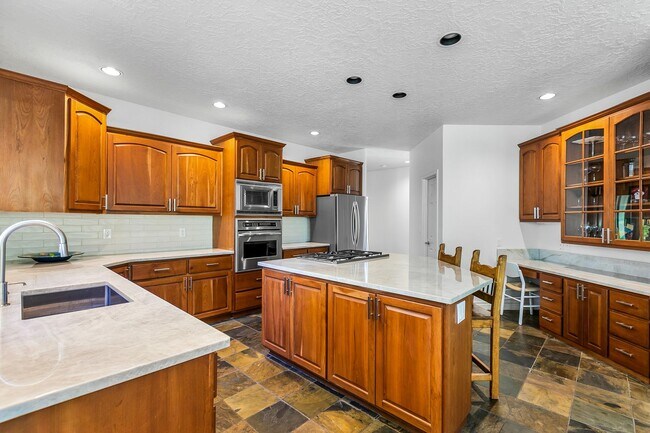 Building Photo - Single Level Gorgeous Awbrey Glen home!