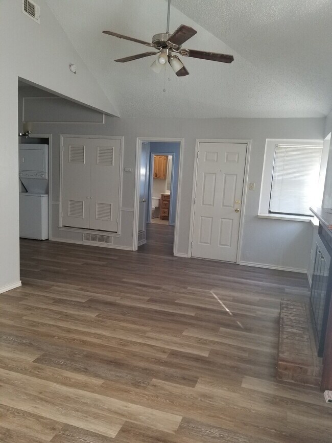 Building Photo - 2 bedroom 2 bathroom Duplex