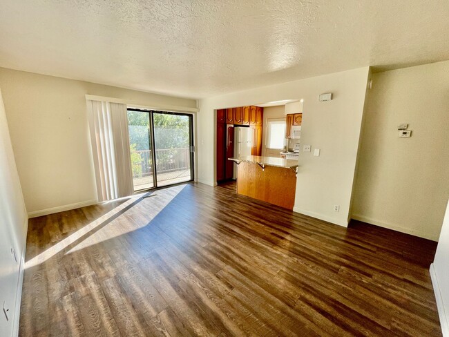 Building Photo - Updated 3-BR Tri-Level Townhome with Walk-...