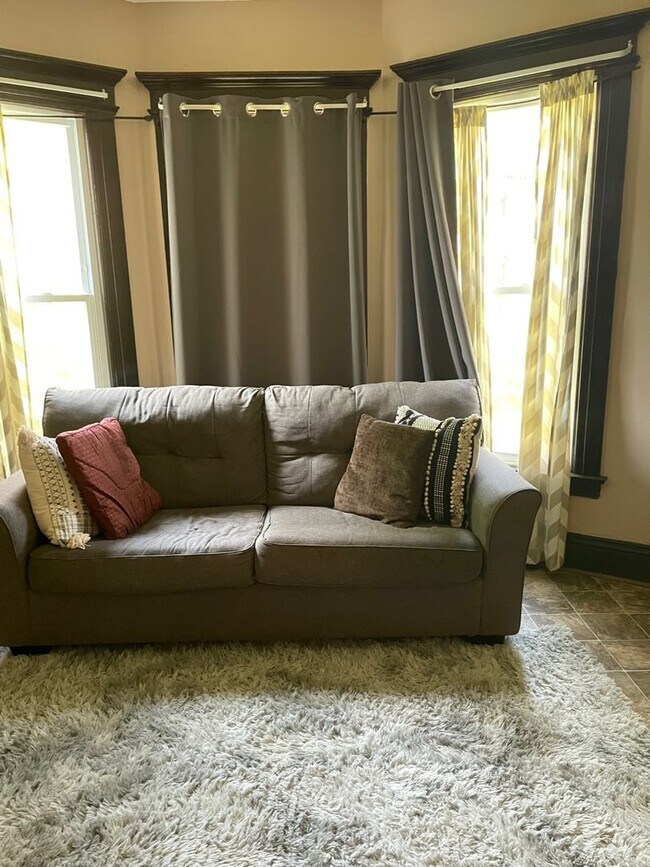 Building Photo - 420-422 Douglas Street