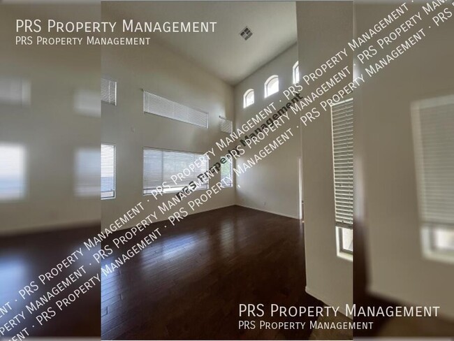 Building Photo - 576 E Julian Dr