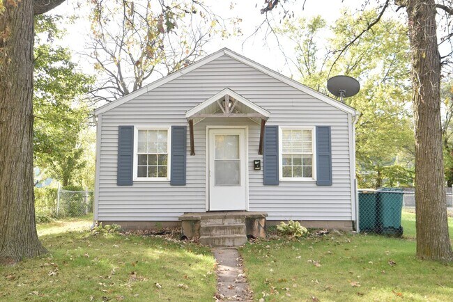 Primary Photo - Mishawaka South-side 3 bedroom with a fenc...