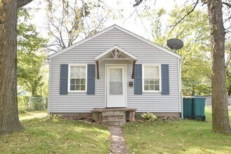 Building Photo - Mishawaka South-side 3 bedroom with a fenc...