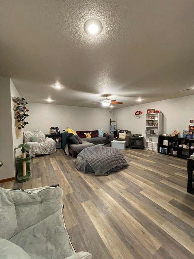 Building Photo - 825 Locharno Dr