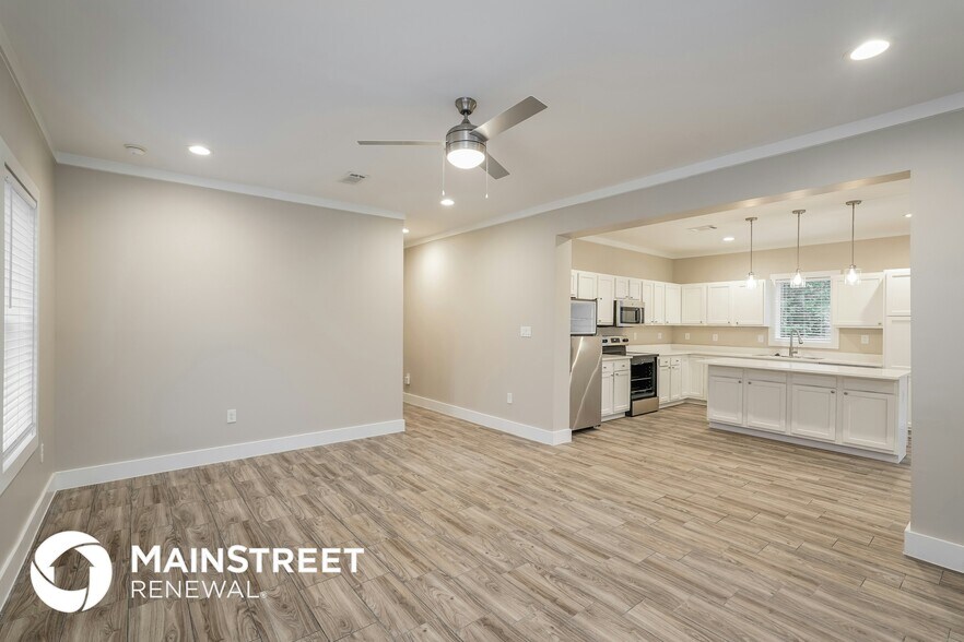 Building Photo - 9330 Crestview Dr