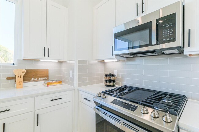 Building Photo - 8323 Brecha Ln