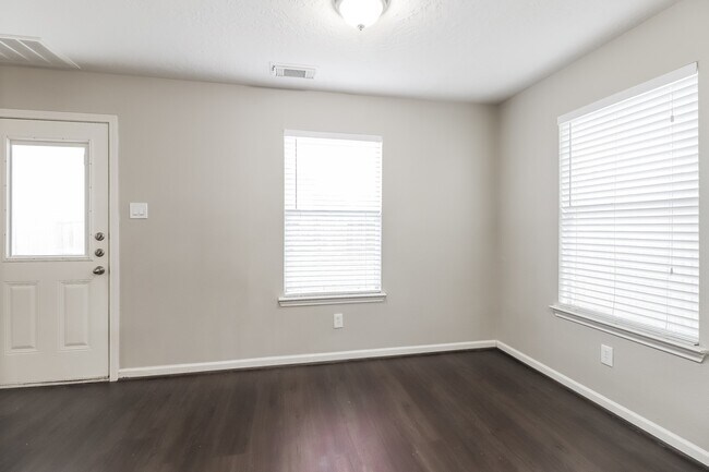 Building Photo - 21818 Hemlock Park Dr