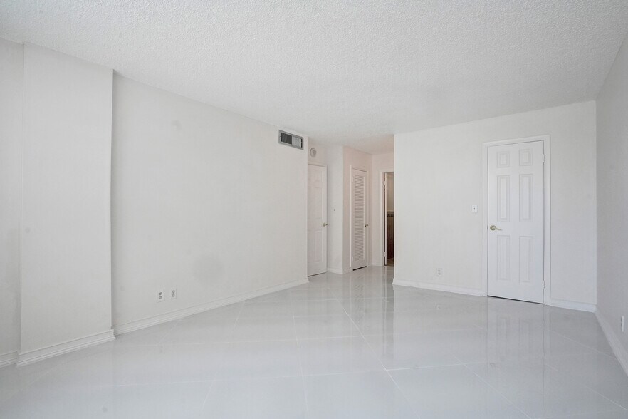 Building Photo - 3113 S Ocean Dr