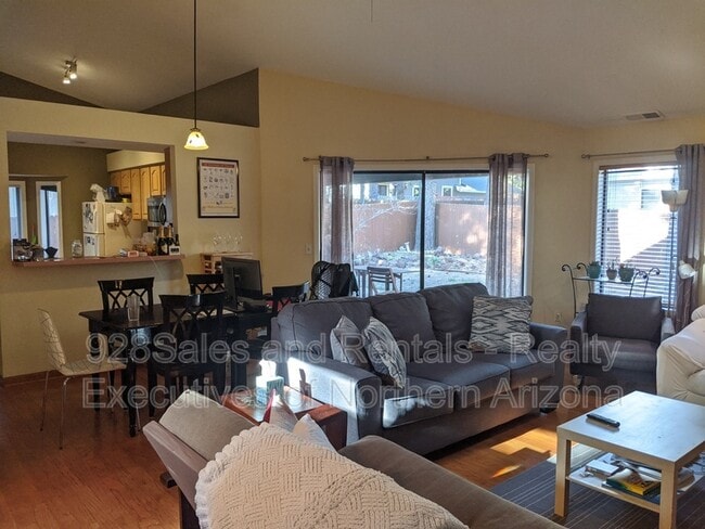 Building Photo - 1538 W University Heights Dr S