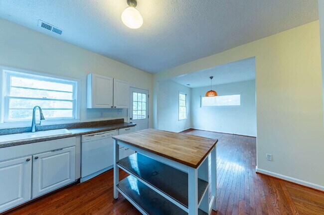 Building Photo - **APPLICATIONS PENDING**  Charming East Nashville Bungalow for Lease!