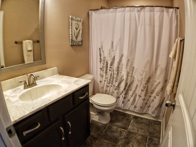 Building Photo - Nice 3 bedroom 2 bath