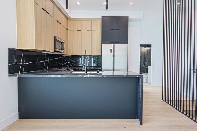 Building Photo - 715 N Gramercy Pl