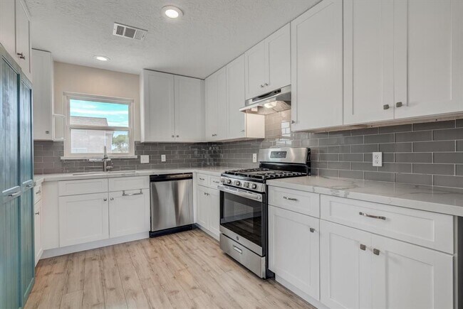 Building Photo - 1099 Redfish St