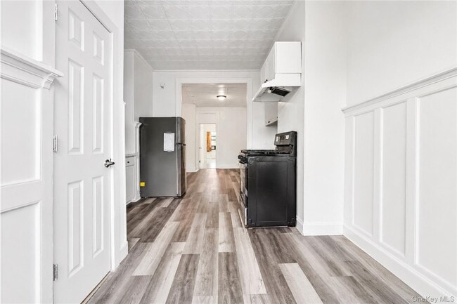 Building Photo - 71-60 69th Pl