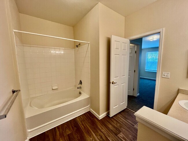 Building Photo - Very nice 2 bed 2 full bath on top floor n...
