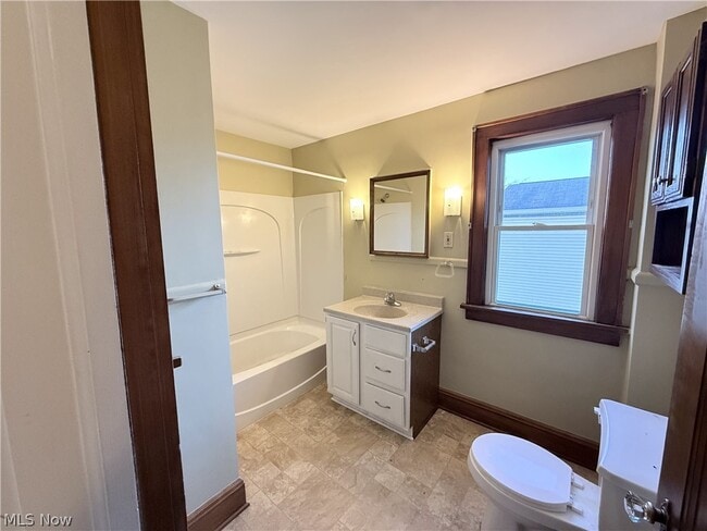 Building Photo - 837 Eastland Ave