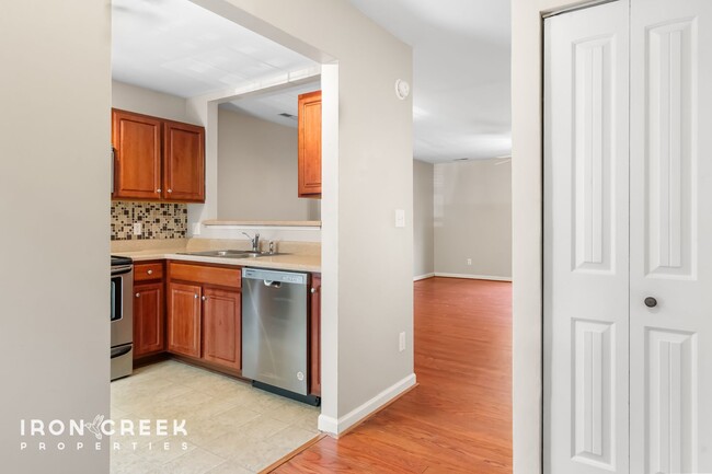 Building Photo - Stylish 2BR/2.5BA Townhome in Desirable Fl...