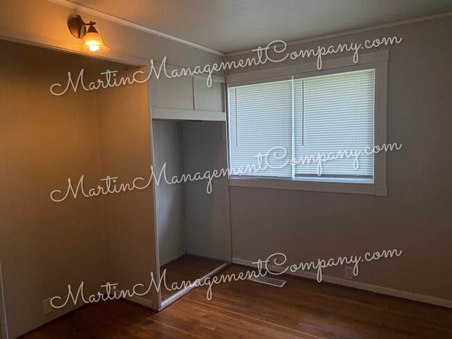 Building Photo - 233 Rainbow Dr
