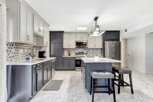 Building Photo - 1524 E Broadmor Dr