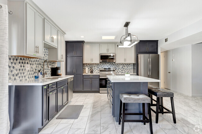 Building Photo - 1524 E Broadmor Dr