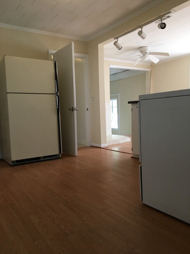 Building Photo - 300 Catherine Ave