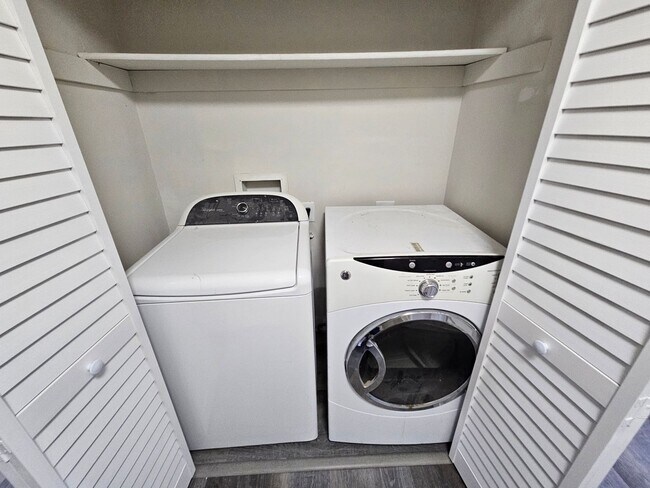 Building Photo - Smoke Tree