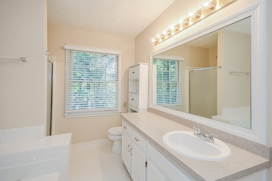 Building Photo - 175 Meadowbrook Dr