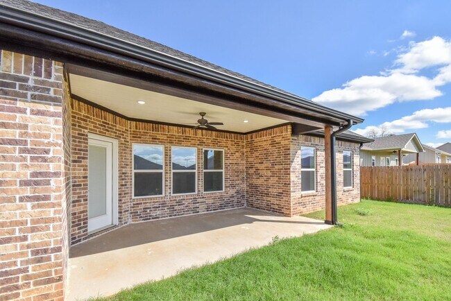 Building Photo - AVAILABLE NOW! Stunning 4 Bedroom 2 Bath i...