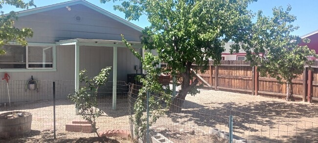 Building Photo - Updated 3 bedroom with A/C and Yard