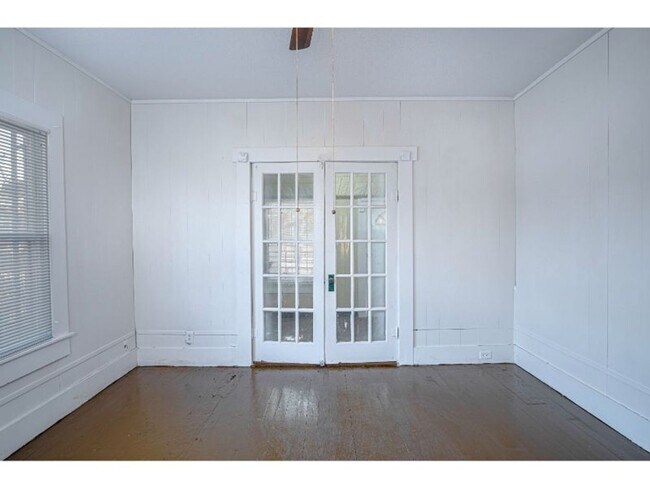 Building Photo - 2 BR 1 BA Gorgeous Home Near Downtown