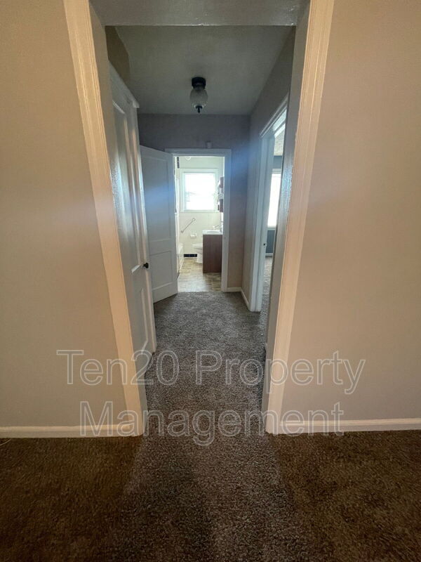 Building Photo - 411 20th Ave