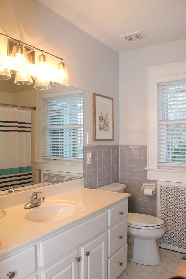 Building Photo - LARCHMONT