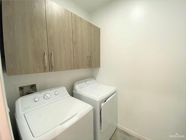 Building Photo - 14 Sprague St W