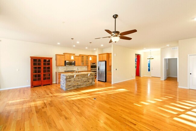 Building Photo - Beacon Point 5 Bedroom Ranch, 3-Car Garage...