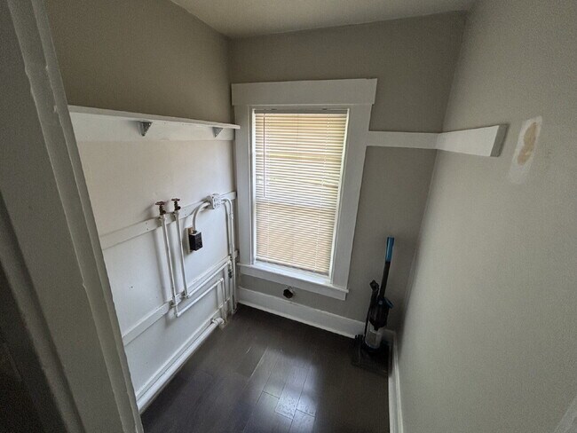 Building Photo - Bright & Spacious 3BR Second-Floor Apartment in Convenient Rochester Location