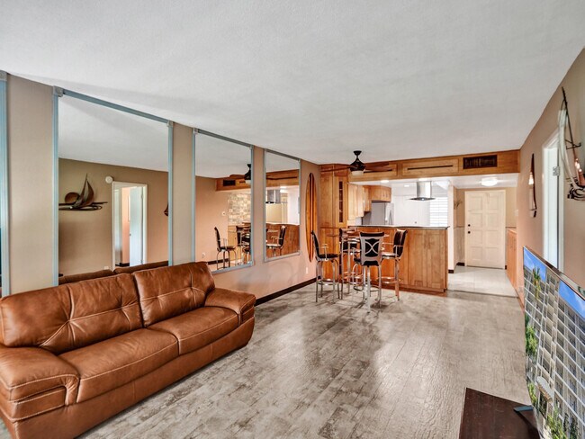 Building Photo - 3150 N Palm Aire Dr