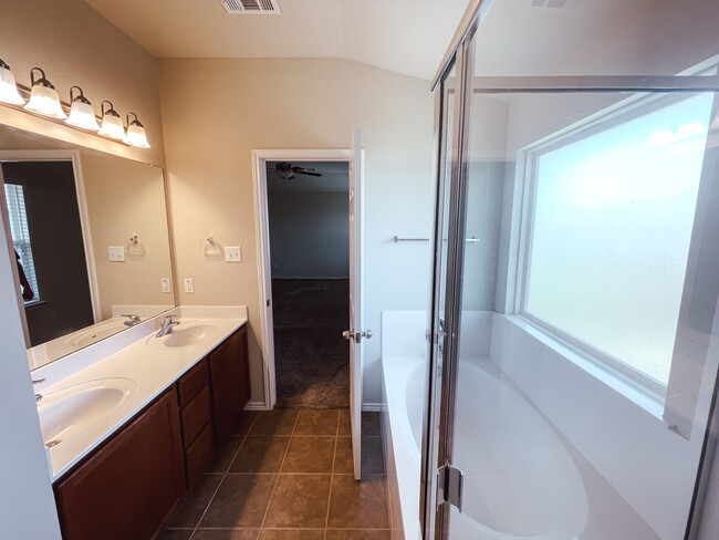 Master Bath - 4904 Bridgewood Dr