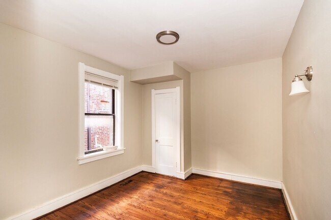 Building Photo - 4926 Winona Ave