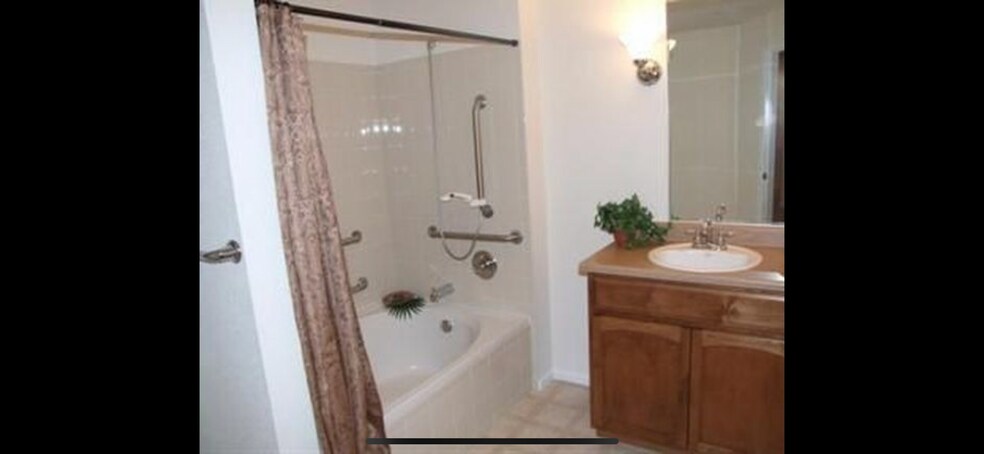 Bathroom - 3852 S Dallas St